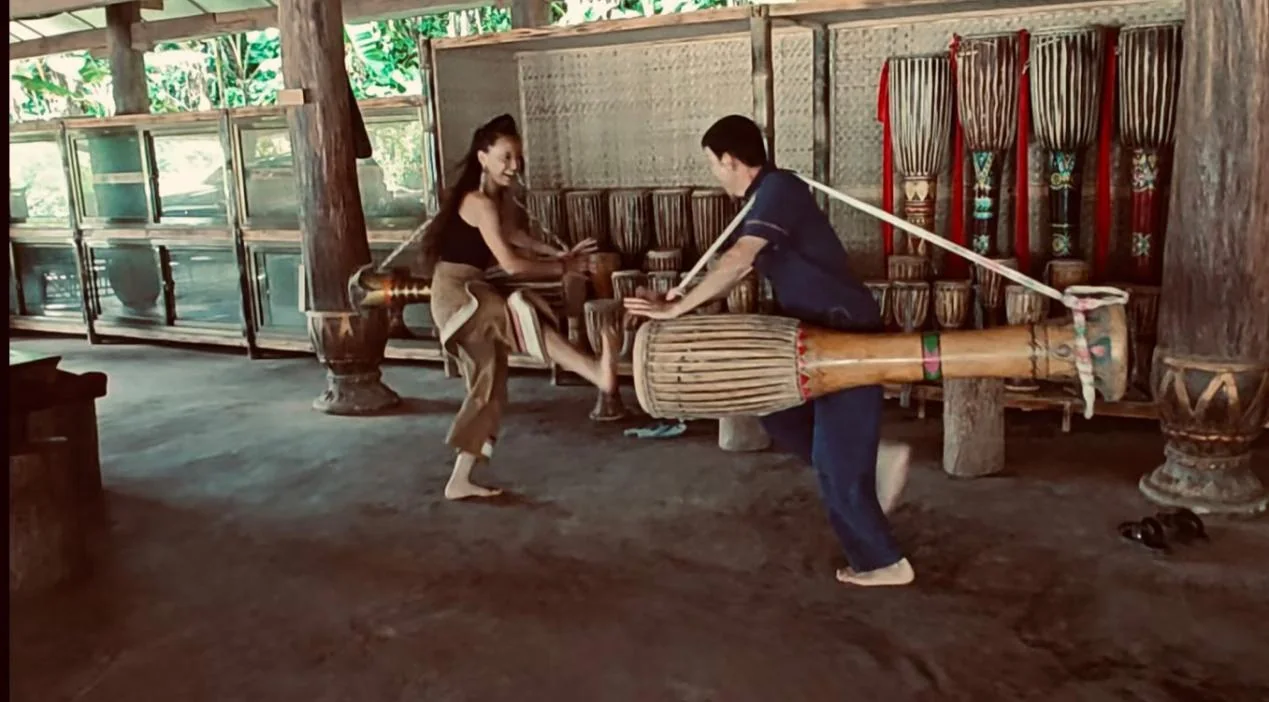 两位女性在室内操作长杆器具