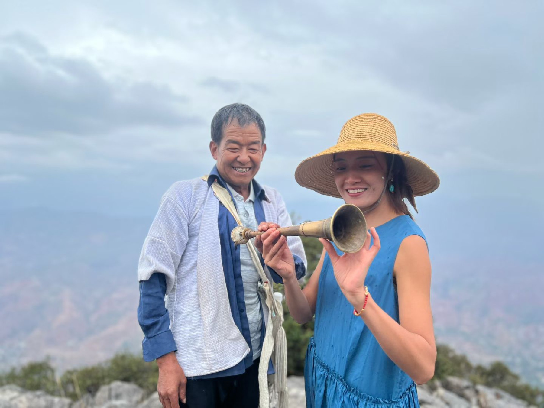 董继兰与传承人在山野间吹奏民间号角